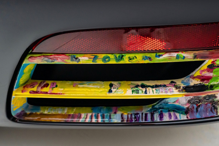 Ở ngoại thất, họa sĩ Makamo đã vẽ sơn dầu các chi tiết ốp bao gồm hai tấm ốp gương cũng như miếng ốp phía sau cản. Trong nội thất, Makamo quyết định tạo nên một không gian đầy sắc màu với loạt các bức họa được sáng tạo ngay trên những chi tiết ốp trong khoang nội thất xe.