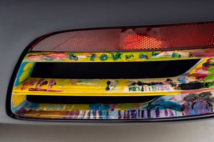 Ở ngoại thất, họa sĩ Makamo đã vẽ sơn dầu các chi tiết ốp bao gồm hai tấm ốp gương cũng như miếng ốp phía sau cản. Trong nội thất, Makamo quyết định tạo nên một không gian đầy sắc màu với loạt các bức họa được sáng tạo ngay trên những chi tiết ốp trong khoang nội thất xe.