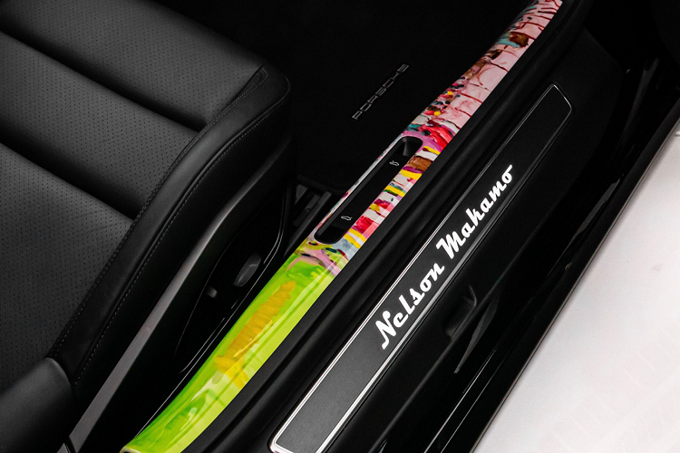 Đây cũng chính là lần đầu tiên Makamo nhắc về người mẹ của mình trong một tác phẩm và cũng đồng thời nhằm gửi lời tri ân tới người phụ nữ đã ủng hộ Makamo trong suốt cuộc đời, truyền cảm hứng cho họa sĩ để có thể đạt được thành công như ngày hôm nay.