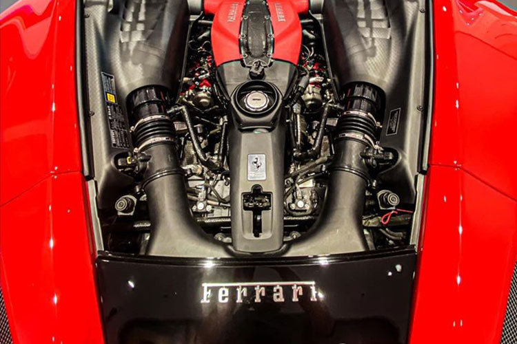 Trong khi đó, mẫu xe Ferrari mạnh nhất là SF90 Stradale lại có hệ truyền động plug-in hybrid. Sức mạnh này giúp cho siêu xe Ferrari F8 Tributo có khả năng tăng tốc từ vị trí xuất phát lên 100 km/h chỉ trong thời gian 2,9 giây, trước khi đạt tốc độ tối đa lên đến 340 km/h.