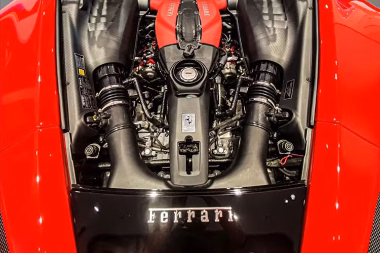 Trong khi đó, mẫu xe Ferrari mạnh nhất là SF90 Stradale lại có hệ truyền động plug-in hybrid. Sức mạnh này giúp cho siêu xe Ferrari F8 Tributo có khả năng tăng tốc từ vị trí xuất phát lên 100 km/h chỉ trong thời gian 2,9 giây, trước khi đạt tốc độ tối đa lên đến 340 km/h.