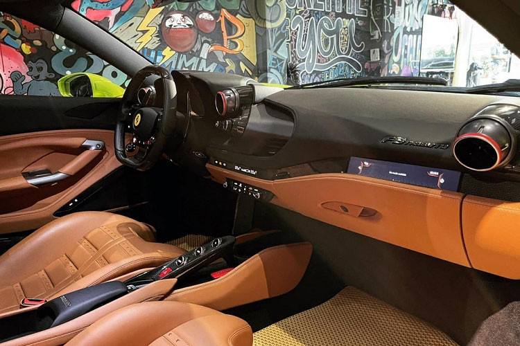 Ferrar F8 Tributo sử dụng "trái tim" tương tự từ 488 Pista, cụ thể, xe được trang bị động cơ V8, tăng áp kép, dung tích 3.9 lít với công suất tối đa 710 mã lực và mô-men xoắn cực đại 770 Nm, sức mạnh này biến nó trở thành chiếc Ferrari trang bị động cơ V8 thông thường mạnh nhất được sản xuất cho đến nay.