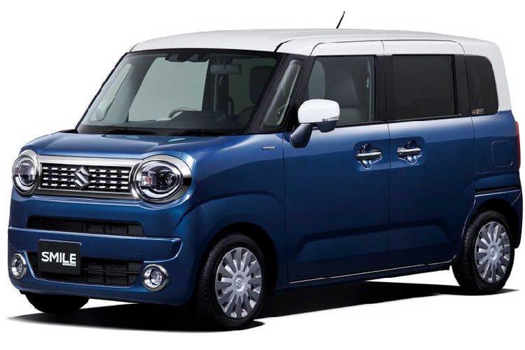 Ở bản tiêu chuẩn, Suzuki Wagon R Smile được trang bị đèn pha Halogen và vành đi kèm chụp la-zăng. Trong khi đó, bản đắt tiền hơn dùng đèn pha LED, lưới tản nhiệt mạ crôm, vành hợp kim và sơn ngoại thất phối 2 màu.