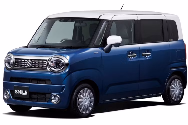 Ở bản tiêu chuẩn, Suzuki Wagon R Smile được trang bị đèn pha Halogen và vành đi kèm chụp la-zăng. Trong khi đó, bản đắt tiền hơn dùng đèn pha LED, lưới tản nhiệt mạ crôm, vành hợp kim và sơn ngoại thất phối 2 màu.