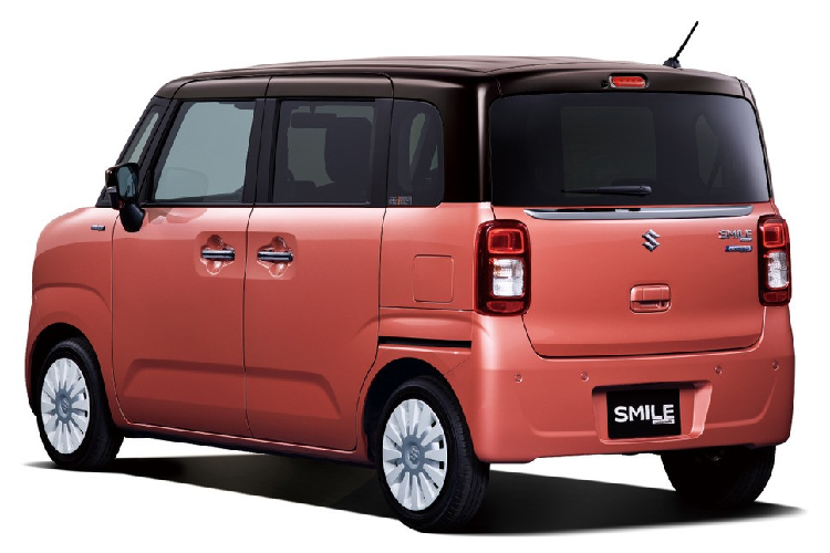 Trừ bản tiêu chuẩn, các bản còn lại của Suzuki Wagon R Smile đều có thêm máy phát điện tích hợp bộ đề, bổ sung 2,6 mã lực và 40 Nm, cũng như cụm pin lithium-ion cỡ nhỏ bên dưới ghế hành khách. Máy phát điện tích hợp bộ đề này sẽ hỗ trợ cho động cơ khi xuất phát và trong những giây đầu tiên tăng tốc.