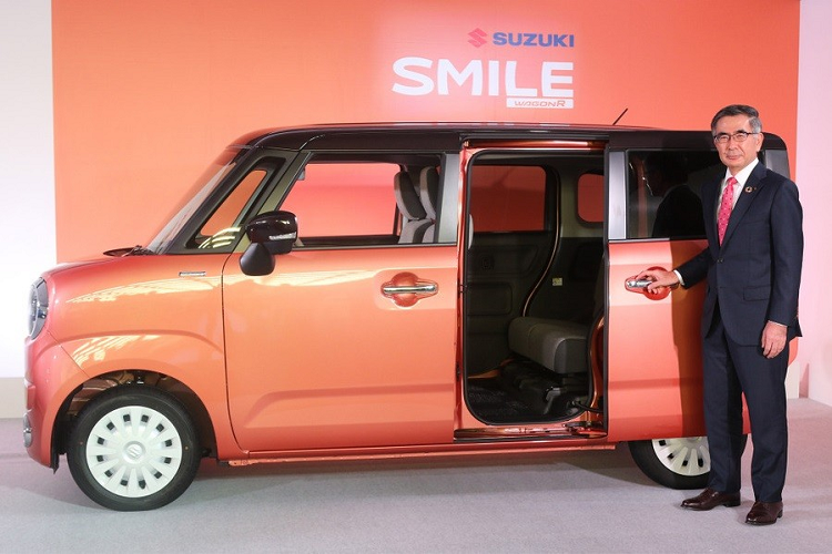 Hãng Suzuki hiện đang sở hữu trong tay dài xe kei car khá hùng hậu tại thị trường quê nhà Nhật Bản. Tuy nhiên, Suzuki không dừng ở đó mà tiếp tục bổ sung thành viên mới cho dòng xe kei car của mình, đó là Suzuki Wagon R Smile 2021 mới.