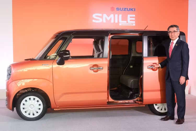 Hãng Suzuki hiện đang sở hữu trong tay dài xe kei car khá hùng hậu tại thị trường quê nhà Nhật Bản. Tuy nhiên, Suzuki không dừng ở đó mà tiếp tục bổ sung thành viên mới cho dòng xe kei car của mình, đó là Suzuki Wagon R Smile 2021 mới.