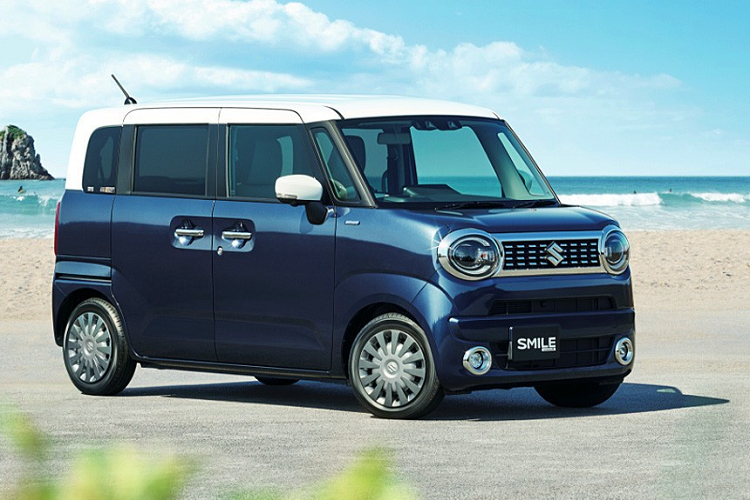 Khi mua Suzuki Wagon R Smile, khách hàng Nhật Bản có thể chọn hệ dẫn động cầu trước hoặc 4 bánh toàn thời gian. Ở phiên bản dẫn động cầu trước, xe sẽ được trang bị hệ thống treo bán độc lập thông thường ở đằng sau. Dự kiến có mặt trên thị trường Nhật Bản từ ngày 10/9 tới đây, Suzuki Wagon R Smile có tổng cộng 3 phiên bản là G, Hybrid S và Hybrid X. Giá xe Suzuki Wagon R Smile tại xứ sở hoa anh đào dao động từ 1.296.900 - 1.710.000 Yên (khoảng 268 - 354 triệu đồng).