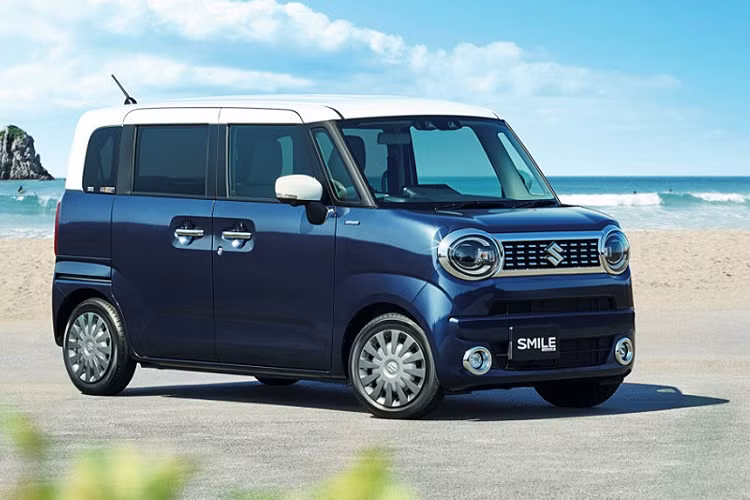 Khi mua Suzuki Wagon R Smile, khách hàng Nhật Bản có thể chọn hệ dẫn động cầu trước hoặc 4 bánh toàn thời gian. Ở phiên bản dẫn động cầu trước, xe sẽ được trang bị hệ thống treo bán độc lập thông thường ở đằng sau. Dự kiến có mặt trên thị trường Nhật Bản từ ngày 10/9 tới đây, Suzuki Wagon R Smile có tổng cộng 3 phiên bản là G, Hybrid S và Hybrid X. Giá xe Suzuki Wagon R Smile tại xứ sở hoa anh đào dao động từ 1.296.900 - 1.710.000 Yên (khoảng 268 - 354 triệu đồng).