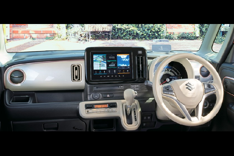 Trong khi đó, bản cao cấp hơn của xe sẽ được trang bị hệ thống thông tin giải trí với màn hình cảm ứng 9 inch, màn hình hiển thị thông tin kính lái, nút bấm khởi động máy, camera 360 độ, hệ thống kiểm soát hành trình thích ứng và đầu đĩa CD. Suzuki Wagon R Smile ở thị trường Nhật Bản sở hữu động cơ xăng 3 xi-lanh, hút khí tự nhiên, dung tích 658 cc, sản sinh công suất tối đa 49 mã lực và mô-men xoắn cực đại 58 Nm đồng thời kết hợp với hộp số biến thiên vô cấp CVT.