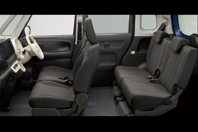 Bên trong Suzuki Wagon R Smile là không gian nội thất rộng rãi hơn Wagon R với chiều cao 1.330 mm thay vì 1.265 mm. Do đó, ghế của xe được đặt thẳng đứng hơn và có thể điều chỉnh lên/xuống theo chiều dọc. Ngoài ra, hành khách cũng thể chỉnh đổ ngả của lưng ghế.