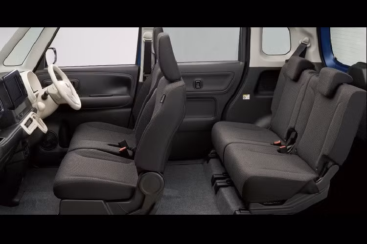 Bên trong Suzuki Wagon R Smile là không gian nội thất rộng rãi hơn Wagon R với chiều cao 1.330 mm thay vì 1.265 mm. Do đó, ghế của xe được đặt thẳng đứng hơn và có thể điều chỉnh lên/xuống theo chiều dọc. Ngoài ra, hành khách cũng thể chỉnh đổ ngả của lưng ghế.