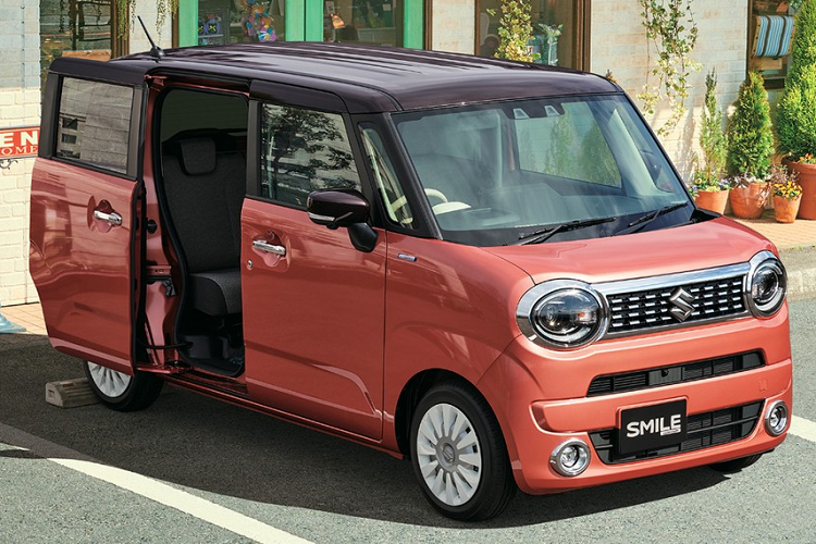 Bên sườn, Suzuki Wagon R Smile đi kèm cửa trượt với độ mở rộng 600 mm. Nếu chi thêm tiền, người mua có thể trang bị cửa trượt chỉnh điện tùy chọn cho xe. Nhờ đó, hành khách có thể ra/vào hàng ghế sau của xe dễ dàng hơn.