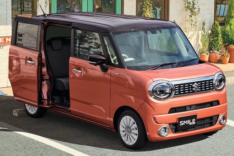 Bên sườn, Suzuki Wagon R Smile đi kèm cửa trượt với độ mở rộng 600 mm. Nếu chi thêm tiền, người mua có thể trang bị cửa trượt chỉnh điện tùy chọn cho xe. Nhờ đó, hành khách có thể ra/vào hàng ghế sau của xe dễ dàng hơn.