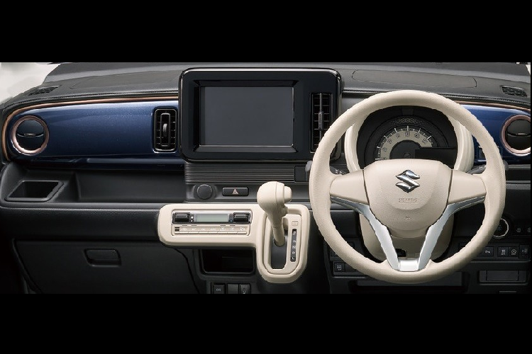 Ở bản tiêu chuẩn, Suzuki Wagon R Smile được trang bị khá nghèo nàn với khi không có hệ thống đa phương tiện. Tuy nhiên, xe vẫn có hệ thống điều hòa và hệ thống phanh tự động Safety Support. Sử dụng camera âm thanh nổi nằm dưới kính lái, hệ thống này hiện đang được hãng Suzuki triển khai lắp trên mọi mẫu xe ở thị trường Nhật Bản từ đầu năm nay.