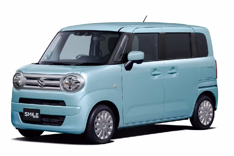 Được phát triển dựa trên cơ sở gầm bệ Heartect giống Wagon R và Spacia, Suzuki Wagon R Smile sở hữu chiều dài 3.395 mm, chiều rộng 1.475 mm, chiều cao 1.695 mm và chiều dài cơ sở 2.460 mm. So với Suzuki Wagon R và Spacia, mẫu xe van cỡ nhỏ này có chiều dài cũng như chiều rộng giống hệt. Tuy nhiên, Suzuki Wagon R Smile lại cao hơn Wagon R (1.650 mm) và thấp hơn Spacia (1.785 mm).