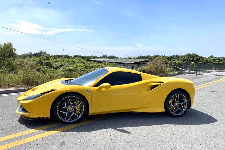 Gần đây, chiếc siêu xe mui trần Ferrari F8 Spider màu vàng này đã được chủ nhân cho đi "tắm nắng". Hiện đây là 1 trong 2 chiếc Ferrari F8 Spider đang có mặt tại Việt Nam. Xe còn lại mang ngoại thất màu đỏ và hiện chưa rõ định cư ở đâu. Trong khi đó, siêu xe mui trần Ferrari F8 Spider màu vàng đã có biển số và lăn bánh tại Sài thành.