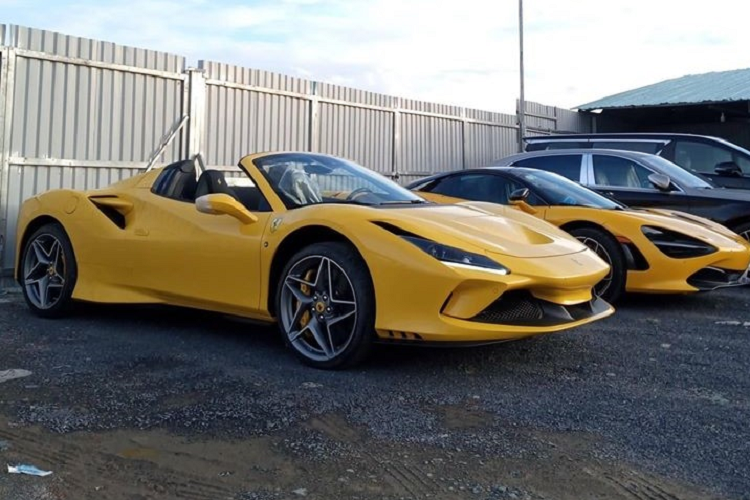 Sức mạnh này được truyền đến bánh sau của xe thông qua hộp số tự động ly hợp kép 7 cấp, nhờ đó, Ferrari F8 Spider có thể tăng tốc lên 100 km/h từ vị trí đứng yên trong thời gian chỉ 2,9 giây, 0 đến 200 km/h trong 8,4 giây trước khi đạt vận tốc tối đa 325 km/h khi mở mui và 340 km/h khi mui được đóng kín. Theo nhiều nguồn tin, giá xe Ferrari F8 về Việt Nam không dưới 1 triệu USD chưa bao gồm chi phí ra biển trắng.