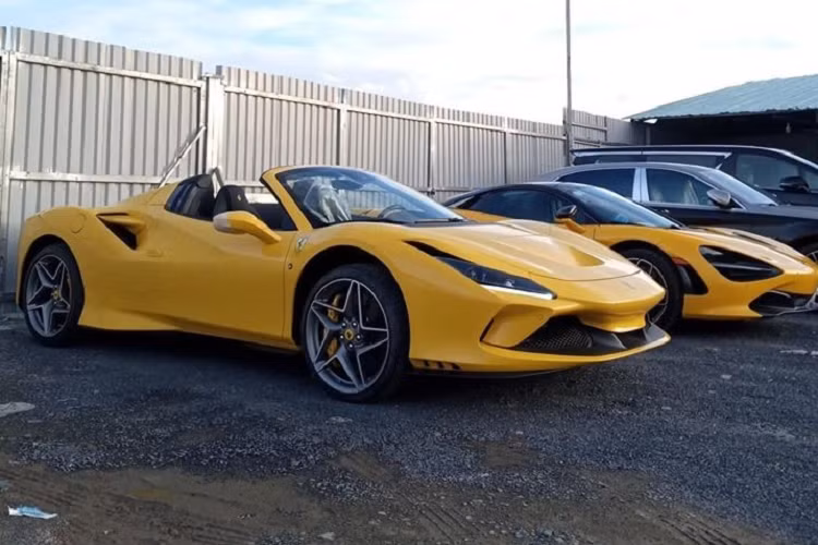 Sức mạnh này được truyền đến bánh sau của xe thông qua hộp số tự động ly hợp kép 7 cấp, nhờ đó, Ferrari F8 Spider có thể tăng tốc lên 100 km/h từ vị trí đứng yên trong thời gian chỉ 2,9 giây, 0 đến 200 km/h trong 8,4 giây trước khi đạt vận tốc tối đa 325 km/h khi mở mui và 340 km/h khi mui được đóng kín. Theo nhiều nguồn tin, giá xe Ferrari F8 về Việt Nam không dưới 1 triệu USD chưa bao gồm chi phí ra biển trắng.