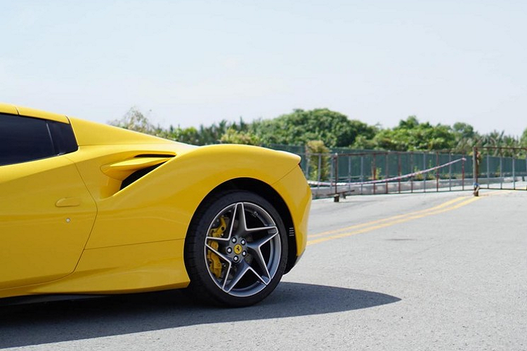 Phần mui xếp cứng trên siêu xe mui trần Ferrari F8 Spider có thể đóng hoặc mở ngay cả khi xe đang lăn bánh, nhưng hãng siêu xe Ý vẫn khuyến khích khách hàng làm điều này khi tốc độ của xe dưới 50 km/h và bầu trời nhẹ gió. Điều này giúp chiếc mui xếp cứng của siêu xe mui trần Ferrari F8 Spider hoạt động hoàn hảo hơn.