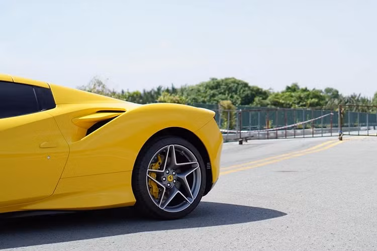 Phần mui xếp cứng trên siêu xe mui trần Ferrari F8 Spider có thể đóng hoặc mở ngay cả khi xe đang lăn bánh, nhưng hãng siêu xe Ý vẫn khuyến khích khách hàng làm điều này khi tốc độ của xe dưới 50 km/h và bầu trời nhẹ gió. Điều này giúp chiếc mui xếp cứng của siêu xe mui trần Ferrari F8 Spider hoạt động hoàn hảo hơn.
