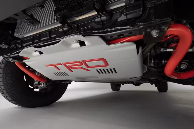 Ở phiên bản TRD Pro, xe được trang bị gói TRD Off-Road nhằm tăng cường khả năng khám phá địa hình. Các chế độ vượt địa hình Multi-Terrain Select và chế độ hỗ trợ vượt lầy (nhẹ) CRAWL Control. Bên cạnh khung gầm hoàn toàn mới, Tundra thế hệ mới còn được đổi mới hệ thống treo. Hệ thống treo sau sử dụng kiểu treo đa liên kết mới, loại bỏ lò xo lá (lá nhíp) nhằm tăng sự thoải mái khi lái và độ ổn định trên đường thẳng. Sức kéo tối đa của Tundra tăng 17,6% so với thế hệ trước lên 5,3 tấn (12.000 pound).