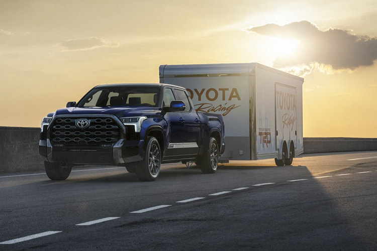 Toyota Tundra 2022 hoàn toàn mới được bán ra nhiều phiên bản gồm: SR, SR5, Limited, Platinum, 1794 và phiên bản cao cấp TRD Pro sử dụng động cơ và hệ truyền động i-FORCE MAX. Trong khi động cơ và hệ truyền động i-FORCE MAX sẽ là một tùy chọn trên các phiên bản Limited, Platinum và 1794.