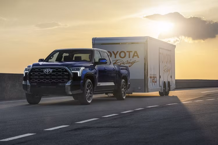 Toyota Tundra 2022 hoàn toàn mới được bán ra nhiều phiên bản gồm: SR, SR5, Limited, Platinum, 1794 và phiên bản cao cấp TRD Pro sử dụng động cơ và hệ truyền động i-FORCE MAX. Trong khi động cơ và hệ truyền động i-FORCE MAX sẽ là một tùy chọn trên các phiên bản Limited, Platinum và 1794.