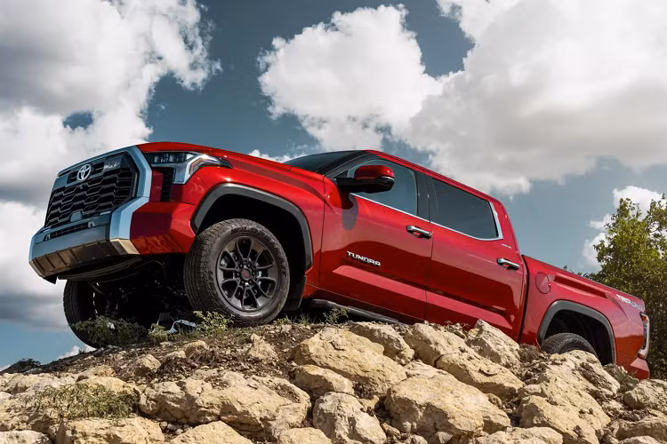 Cấu trúc khung gầm rời được đổi mới nhằm cải thiện độ ổn định và khả năng kéo, cabin được gắn vào khung xe bằng các giá gắn cabin thủy lực. Nền tảng khung gầm của Toyota Tundra 2022 mới giúp đảm bảo sự thoải mái khi vận hành. Thép cường độ cao được sử dụng trong toàn bộ khung xe để tăng độ cứng đáng kể so với thế hệ trước.