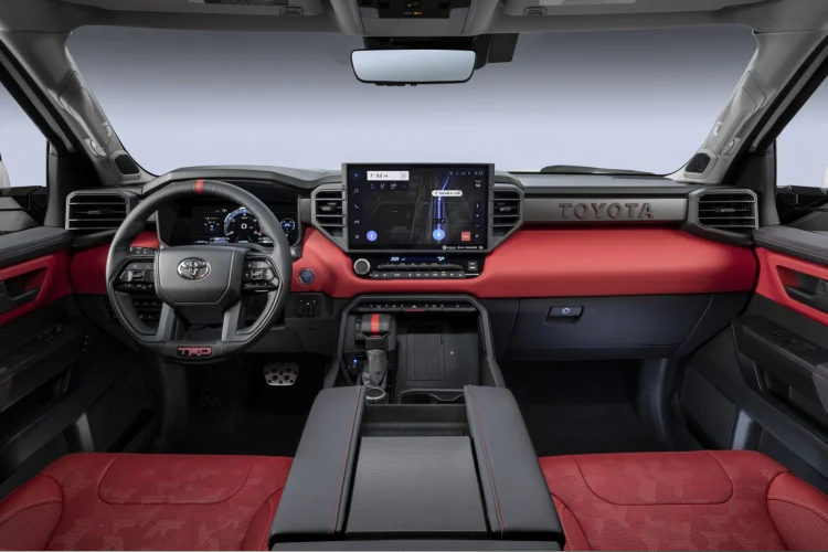 Treo sau đa liên kết được bổ sung hệ thống treo khí nén mới với các chế độ chỉnh Cao, Thấp và Bình thường. Ở chế độ chỉnh cao, nó được thiết kế để lái xe địa hình tốc độ chậm và nó sẽ trở về mức Bình thường nếu xe vượt quá 18 dặm/giờ (28km/h). Hệ thống treo thích ứng (AVS) cũng có Tundra, có thể điều chỉnh lực giảm xóc dựa trên điều kiện đường luôn thay đổi, cho dù đó là ổ gà lớn, mấp mô hay đá nhỏ.