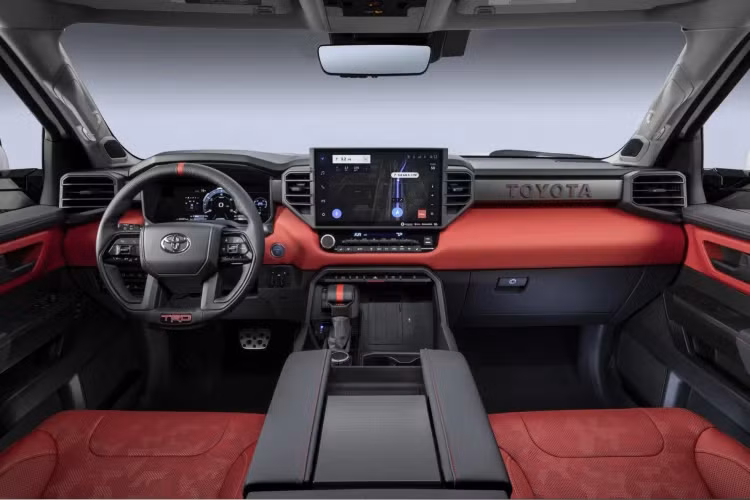 Treo sau đa liên kết được bổ sung hệ thống treo khí nén mới với các chế độ chỉnh Cao, Thấp và Bình thường. Ở chế độ chỉnh cao, nó được thiết kế để lái xe địa hình tốc độ chậm và nó sẽ trở về mức Bình thường nếu xe vượt quá 18 dặm/giờ (28km/h). Hệ thống treo thích ứng (AVS) cũng có Tundra, có thể điều chỉnh lực giảm xóc dựa trên điều kiện đường luôn thay đổi, cho dù đó là ổ gà lớn, mấp mô hay đá nhỏ.