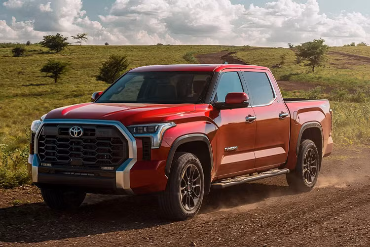 Giá xe Toyota Tundra 2022 sẽ được công bố gần ngày bán ra thị trường. Sau khi được bán ra, xe sẽ cạnh tranh trực tiếp với Ford F-150 hay RAM 1500 trong phân khúc bán tải cỡ lớn tại thị trường Bắc Mỹ.