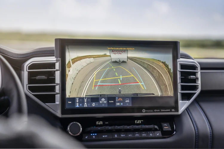 Giảm xóc trước và sau được làm bằng nhôm, tích hợp bình chứa dầu bổ sung để cải thiện hiệu suất off-road khi vận hành khắc nghiệt nhất. Giảm xóc sử dụng dung dịch giảm xóc FOX mới để cải thiện sự thoải mái. Dung dịch này bao gồm các hạt cực nhỏ được truyền vào dầu để giảm ma sát. TRD Pro cũng có thêm một số thuộc tính off-road, bao gồm thanh ổn định phía trước, bộ phận giảm xóc sơn màu Đỏ, tấm bảo vệ gầm bổ sung và lốp địa hình thương hiệu Falken.