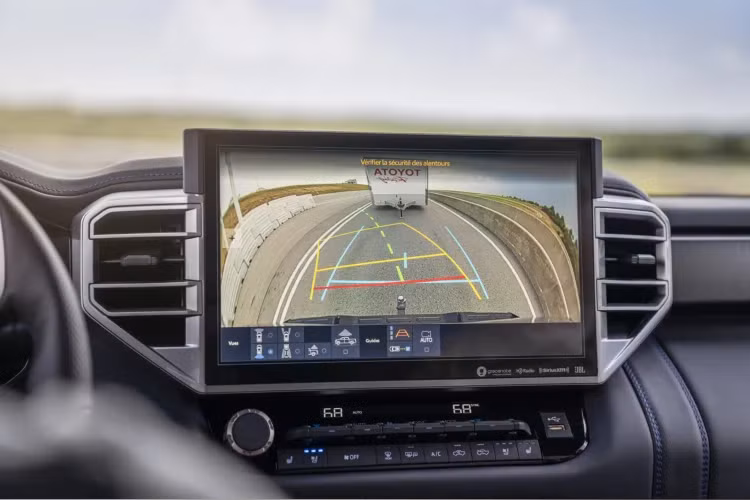 Giảm xóc trước và sau được làm bằng nhôm, tích hợp bình chứa dầu bổ sung để cải thiện hiệu suất off-road khi vận hành khắc nghiệt nhất. Giảm xóc sử dụng dung dịch giảm xóc FOX mới để cải thiện sự thoải mái. Dung dịch này bao gồm các hạt cực nhỏ được truyền vào dầu để giảm ma sát. TRD Pro cũng có thêm một số thuộc tính off-road, bao gồm thanh ổn định phía trước, bộ phận giảm xóc sơn màu Đỏ, tấm bảo vệ gầm bổ sung và lốp địa hình thương hiệu Falken.