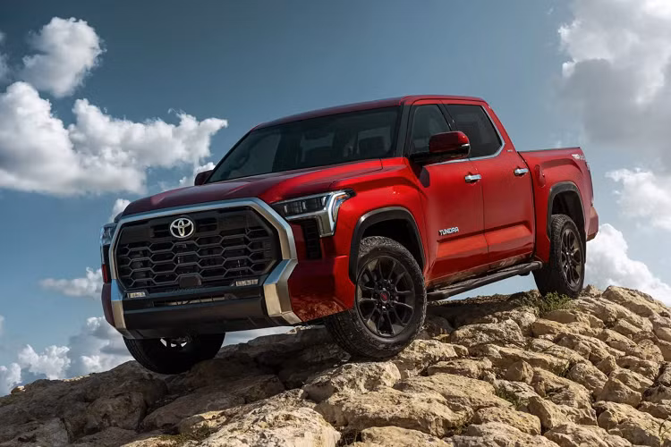 Sau khi hé lộ nhiều hình ảnh ngoại thất, Toyota Tundra thế hệ mới đã chính thức ra mắt tại thị trường Bắc Mỹ. Bước sang thế hệ mới, Tundra thế hệ mới đã được “đập đi xây lại” toàn bộ thiết kế. Mẫu bán tải cỡ lớn của Toyota nổi bật với phần đầu xe sở hữu cụm lưới tản nhiệt rộng, trang bị cụm đèn pha full-LED. Thân xe thiết kế góc cạnh với các đường gân dập nổi mạnh mẽ. Tuỳ thuộc vào phiên bản mà xe sẽ đi kèm với các gói trang trí khác nhau.