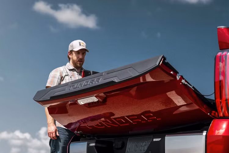 Thùng sau xe có trọng lượng nhẹ và chắc chắn nhờ cấu trúc vật liệu Sheet-Molded Compound (SMC) mới và nhôm. Sàn SMC mới cung cấp thêm khả năng bảo vệ, chống lại vết lõm, vết va đập và rỉ sét so với sàn thép truyền thống. Ngay cả phần cửa thùng sau cũng sử vật liệu này để giảm 20% trọng lượng so với thế hệ cũ.