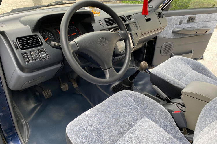 Ra mắt trong giai đoạn từ năm 2000 – 2005, do đó Toyota Zace tại Việt Nam chỉ có trang bị hết sức cơ bản. Hầu hết các phiên bản đều chỉ trang bị đèn pha Halogen 1 bóng dùng chung cos/pha, kết hợp với chóa phản xạ. Phiên bản tiêu chuẩn có gương chiếu hậu chỉnh điện, gập tay. Trong khi phía sau còn trang bị gương cầu lồi hỗ trợ quan sát phía sau khi lùi.