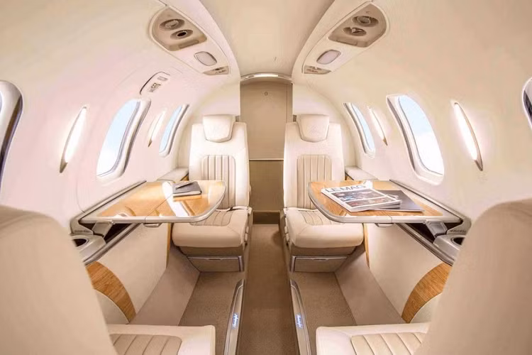 Trong khi không phỉa là đầu tiên, HondaJet là một trong số ít những mẫu máy bay sử dụng thiết kế “động cơ đặt trên cánh”. Thiết kế này đã giúp HondaJet nhận được một số giải thưởng sáng tạo và thiết kế hàng không.