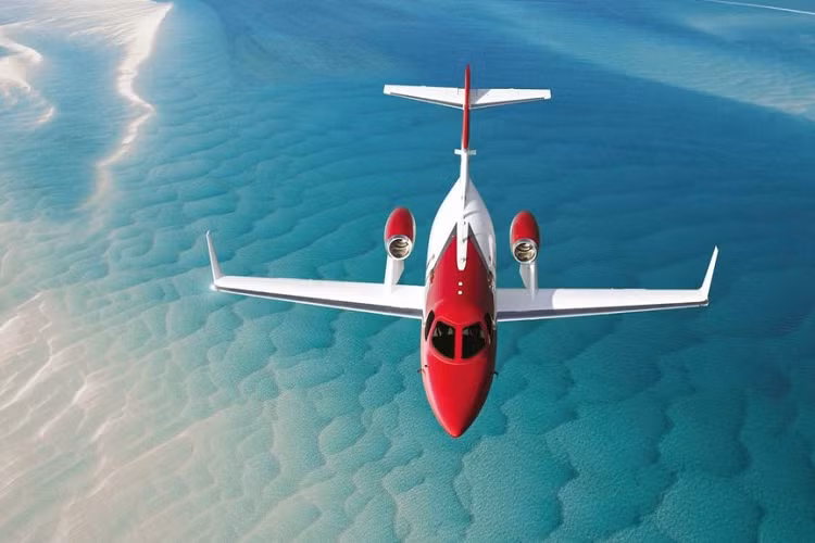 Kể từ đó, công ty nổi tiếng vì những mẫu xe máy và ôtô đã bước vào thị trường máy bay hạng nhẹ với HondaJet Elite hoàn toàn mới. Là một mẫu máy bay phản lực thương mại, ta có thể tưởng tượng HondaJet Elite như Honda Accord của bầu trời, và giờ đây nhà sản xuất đã chính thức công bố một phiên bản mới dựa trên thành công của bản trước.