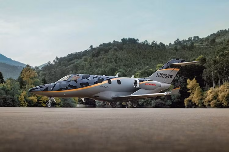 Cụ thể, mẫu máy bay vừa ra mắt được gọi là HondaJet Elite S 2022 mới với trọng lượng cất cánh tốt hơn, màu sắc ngoại thất mới, và nhiều nâng cấp khác để có chuyến bay an toàn hơn.