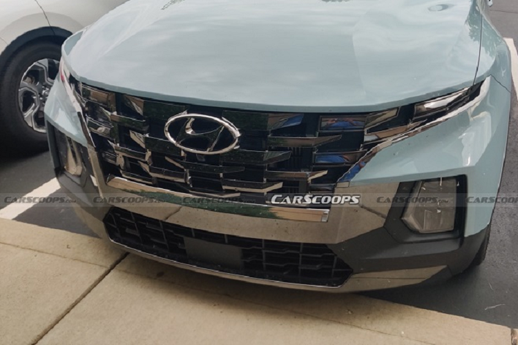 Như vậy, có thể chắc chắn rằng đây là một trong những chiếc xe thuộc lô sản xuất đầu tiên. Mẫu xe bán tải Hyundai Santa Cruz hiện đang được chế tạo cùng hai "người anh em" khác là SantaFe và Tucson tại nhà máy HMMA ở thành phố Montgomery, bang Alabama. 