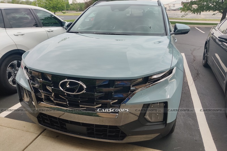 Phiên bản còn lại cũng sử dụng động cơ 4 xy-lanh 2.5L nhưng được hỗ trợ thêm bởi một bộ tăng áp, cho ra công suất 275 mã lực và momen xoắn 420 Nm, đi kèm hộp số tự động ly hợp kép với lẫy chuyển số sau vô-lăng. Cả 2 phiên bản Santa Cruz đều được trang bị hệ dẫn động 4 bánh toàn thời gian HTRAC của Hyundai. 