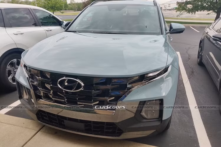 Phiên bản còn lại cũng sử dụng động cơ 4 xy-lanh 2.5L nhưng được hỗ trợ thêm bởi một bộ tăng áp, cho ra công suất 275 mã lực và momen xoắn 420 Nm, đi kèm hộp số tự động ly hợp kép với lẫy chuyển số sau vô-lăng. Cả 2 phiên bản Santa Cruz đều được trang bị hệ dẫn động 4 bánh toàn thời gian HTRAC của Hyundai. 