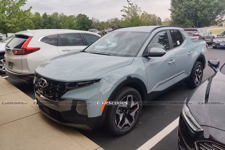 Lần đầu ra mắt dưới dạng concept vào năm 2015, Hyundai Santa Cruz hoàn toàn mới đã tạo được tiếng vang lớn nhờ sự kết hợp giữa kiểu dáng nhỏ gọn và thiết kế đẹp mắt. Với chiều dài xấp xỉ 4.971 mm, Santa Cruz thậm chí còn nhỏ hơn bất kỳ mẫu xe bán tải nào hiện đang được bán ra tại thị trường Mỹ. 