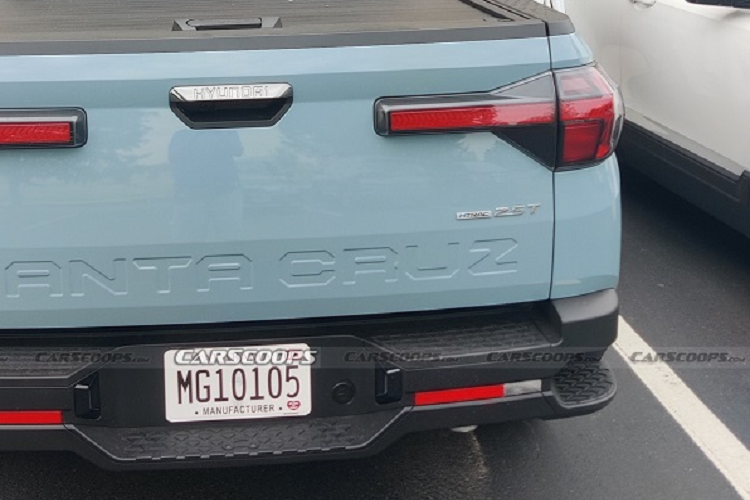 Để so sánh, chiều dài của Toyota Tacoma ở mức 5.390 mm, Honda Ridgeline là 5.334 mm và Nissan Frontier là 5.220 mm. Những hình ảnh thực tế về chiếc Hyundai Santa Cruz 2022 mới này được chuyên trang Carscoops đăng tải, với tấm biển kiểm soát được cấp phép bởi bang Alabama, Mỹ.