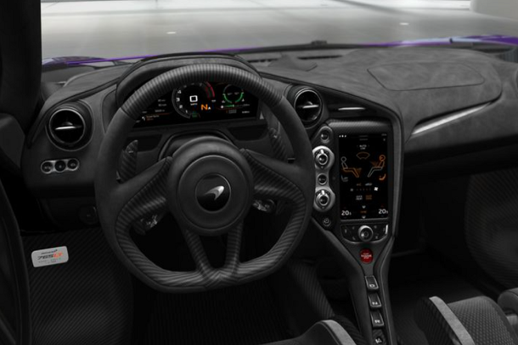 Sau khi quyết định xong màu sơn bên ngoài, bộ cấu hình sẽ đưa ra 2 lựa chọn thiết kế mâm xe, trong đó, trang bị tiêu chuẩn là mâm đúc 10 chấu siêu nhẹ mạ bạch kim, đi kèm kẹp phanh màu đỏ, lốp Pirelli P Zero Trofeo R.