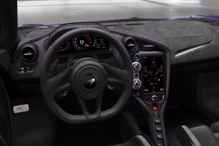 Sau khi quyết định xong màu sơn bên ngoài, bộ cấu hình sẽ đưa ra 2 lựa chọn thiết kế mâm xe, trong đó, trang bị tiêu chuẩn là mâm đúc 10 chấu siêu nhẹ mạ bạch kim, đi kèm kẹp phanh màu đỏ, lốp Pirelli P Zero Trofeo R.