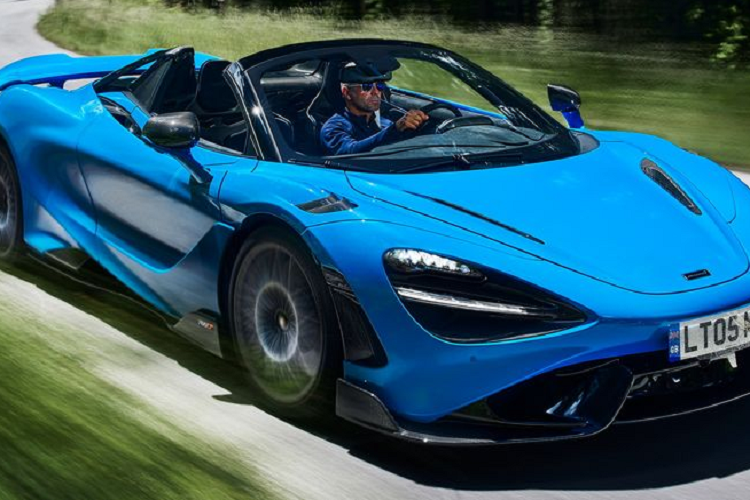 Không gian bên trong xe cũng có thể được tùy chỉnh với loạt bộ phận hoàn thiện bằng sợi carbon và các tiện nghi cao cấp như hệ thống âm thanh Bowers &amp; Wilkins 12 loa.