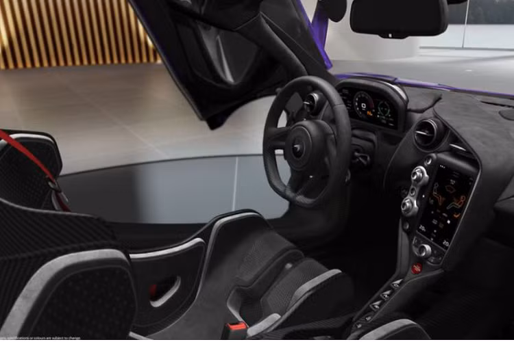 Tiếp theo, McLaren cung cấp rất nhiều gói trang trí ngoại thất cho 765LT Spider, bao gồm gói MSO Clubsport Pack bổ sung ghế đua trọng lượng nhẹ, hệ thống phanh nâng cấp, các điểm nhấn sợi carbon satin tạo cảm giác lạ mắt; hoặc gói sợi carbon ở bộ khuếch tán phía sau, bộ chia gió trước, cánh gió sau và hốc gió trên chắn bùn trước.