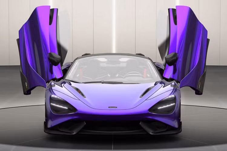 Cụ thể, mẫu siêu xe McLaren 765LT Spider có trên 40 tùy chọn màu sơn ngoại thất, bao gồm các màu đáng chú ý như tím Lantana Purple, xanh dương Vega Blue, đỏ Amaranth Red và xanh lục Serpentine. Chiếc trong bài được chọn màu tím Lantana Purple.